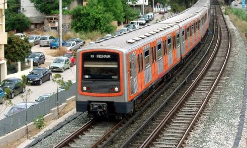 Φωτιά στον Πειραιά πίσω από τον ΗΣΑΠ - Πού έχει διακοπεί η κυκλοφορία